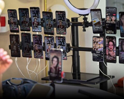 Góc khuất nghề livestream: Ngồi trước màn hình 10 tiếng liên tục đến mức khó thở, buồn nôn, nhiều người đã muốn bỏ nghề