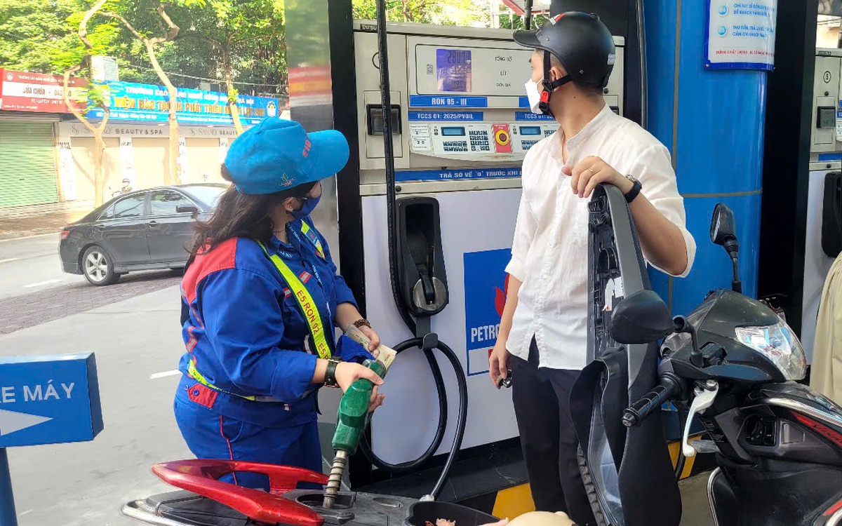 Giá xăng dầu giảm mạnh, dầu diesel giảm gần 2.000 đồng/lít