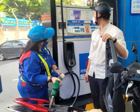 Giá xăng dầu giảm mạnh, dầu diesel giảm gần 2.000 đồng/lít