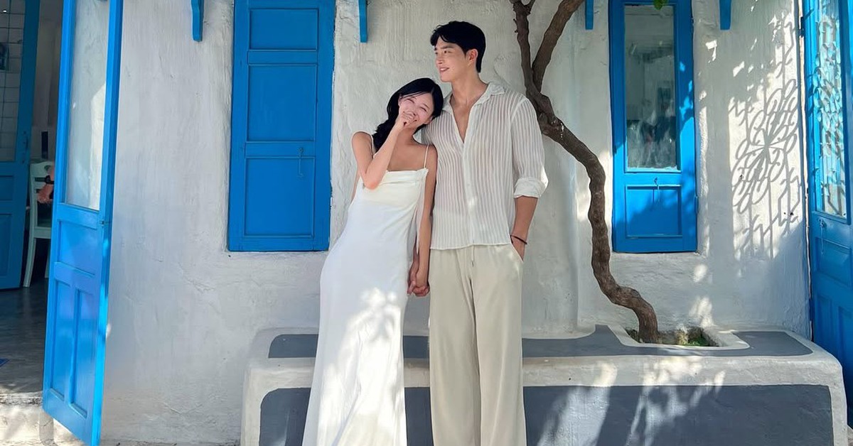 Danh tính chàng trai mặc áo Grab có vợ đẹp như “thần vệ nữ” đời thực, check-in bãi biển Đà Nẵng gây sốt
