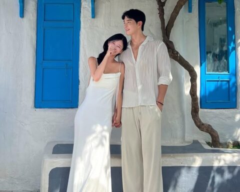 Danh tính chàng trai mặc áo Grab có vợ đẹp như “thần vệ nữ” đời thực, check-in bãi biển Đà Nẵng gây sốt