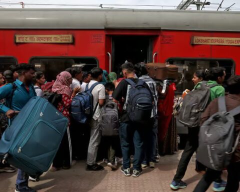 Cảnh tượng như thời Covid-19 bao trùm lên Ấn Độ, hàng trăm nghìn người đổ về các nhà ga, rời thành phố