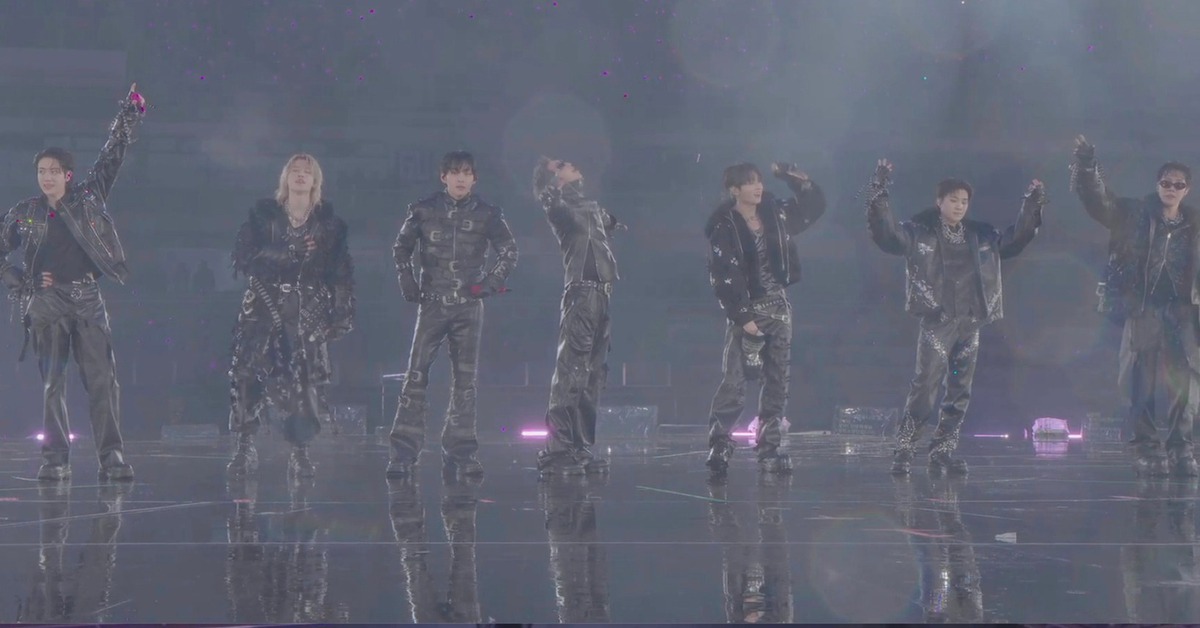 BTS “hóa thần”, đội cả cơn mưa lớn mở màn World Tour quy mô nhất lịch sử!