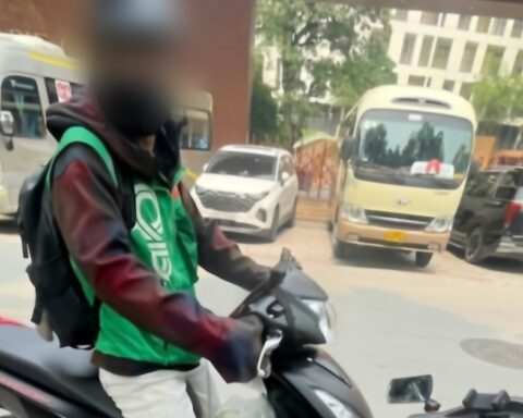 Nhóm học sinh tố shipper “tiêu hủy” 33 cốc trà sữa giá 1,7 triệu, shipper nói đã gọi lỡ hàng chục cuộc: Nhà trường lên tiếng