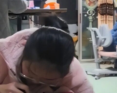 Mẹ đăng ảnh 2 con ngồi học chăm chỉ, một bác sĩ vào bình luận: “Làm nghề hơn 10 năm, nhìn cảnh này tôi thấy thật đáng sợ”