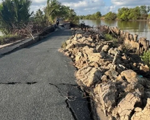 Cà Mau: Đường mới sửa sụp lún, phong tỏa khẩn cấp