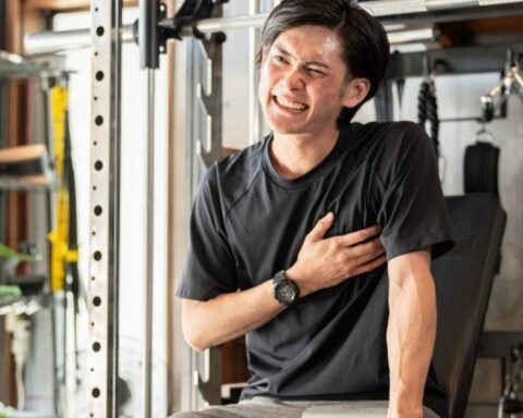 Người đàn ông 39 tuổi bị ngừng tim đột ngột khi đang thể dục, cholesterol xấu cao vọt: BS khuyên thấy 2 dấu hiệu trên mặt cần đến viện ngay