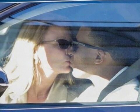 Bắt gặp siêu sao Mbappe lái xế hộp, hôn bạn gái diễn viên giữa phố