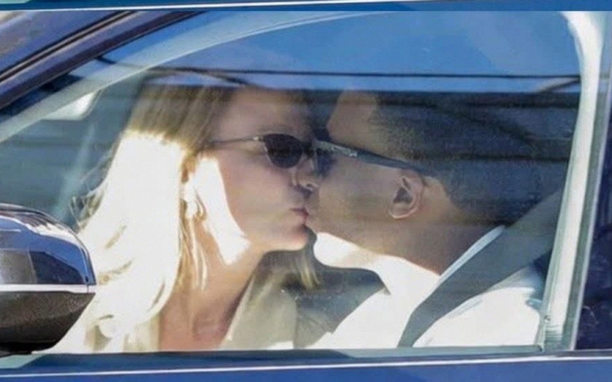 Bắt gặp siêu sao Mbappe lái xế hộp, hôn bạn gái diễn viên giữa phố