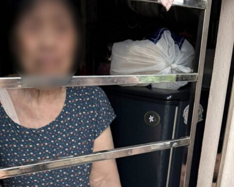 Xôn xao thông tin cụ bà ở Hà Nội “bị nhốt trong nhà của mình”, con đưa cơm qua cửa sổ: Chính quyền nói gì?