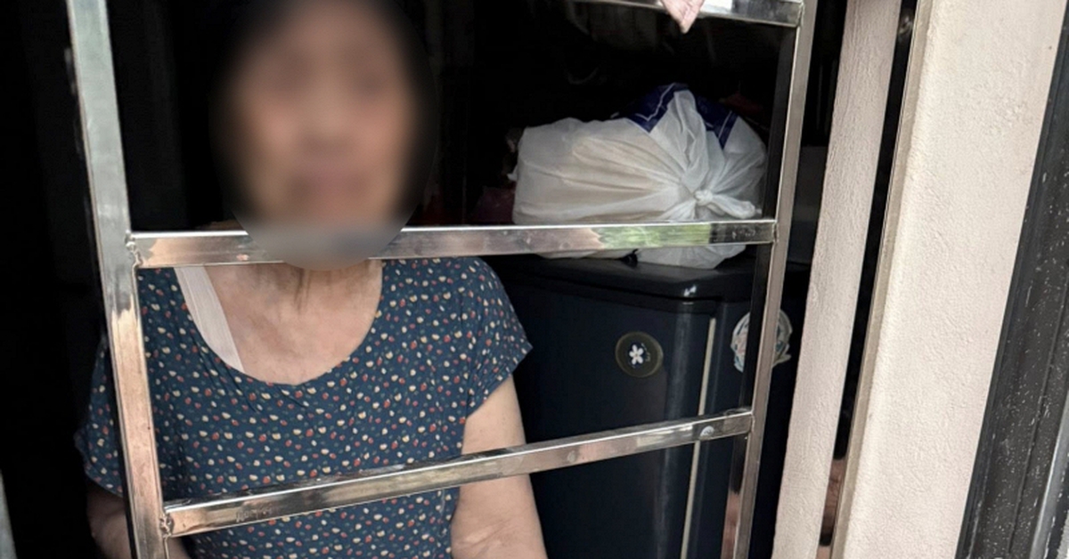 Xôn xao thông tin cụ bà ở Hà Nội “bị nhốt trong nhà của mình”, con đưa cơm qua cửa sổ: Chính quyền nói gì?