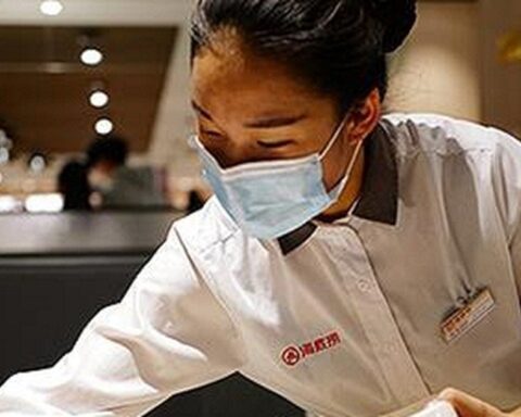 Cựu nhân viên Haidilao “bóc phốt”: Quản lý ép nhân viên tự bỏ tiền túi mua quà 1,7 triệu đồng đền cho khách