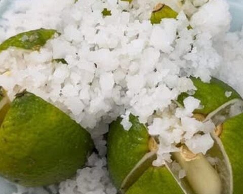 Không phải mê tín, giờ mới biết vì sao nhiều nhà luôn đặt 1 bát chanh muối ở góc phòng