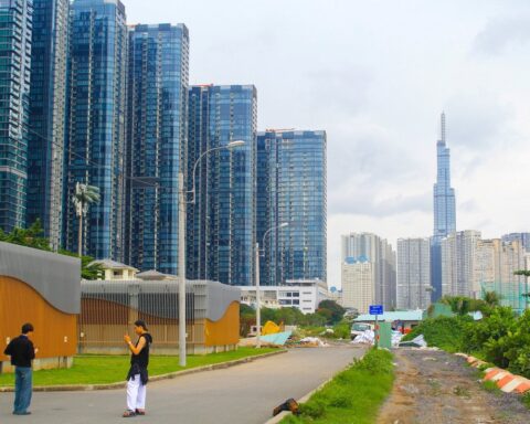 Giá chung cư thiết lập đỉnh mới ở Hà Nội, TP.HCM và Đà Nẵng, thanh khoản chậm lại