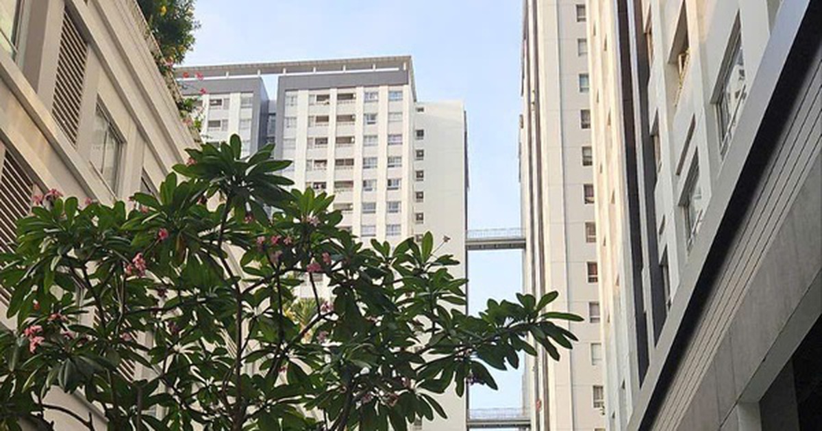 Sống ở chung cư có được lắp điện mặt trời mái nhà để giảm tiền điện?