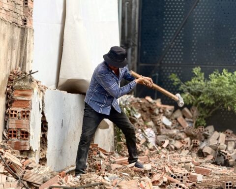 Người dân TP.HCM dỡ nhà, giao mặt bằng làm dự án Quốc lộ 13 mở rộng