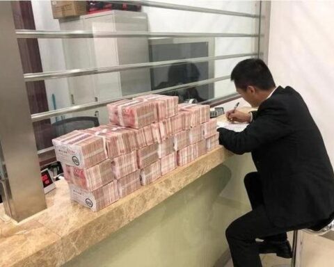 Khách yêu cầu tăng hạn mức chuyển khoản từ 19 tỷ lên 382 tỷ đồng/ngày, nghe giao dịch viên nói 1 câu liền rút toàn bộ tiền gửi tại ngân hàng