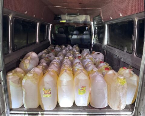 Phát hiện 50 can nhựa chứa đẩy chất lỏng trên xe VAN sát cửa khẩu giữa đêm, lời khai tài xế hé lộ điều khó ngờ