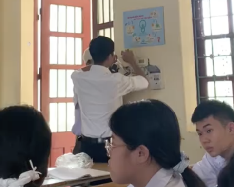 Lớp hỏng quạt giữa cái nắng 37 độ C, hành động của thầy giáo dạy Lý sau đó khiến trò phải cắt clip khoe ngay lên mạng
