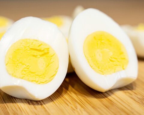 3 nhóm người nên tránh trứng gà