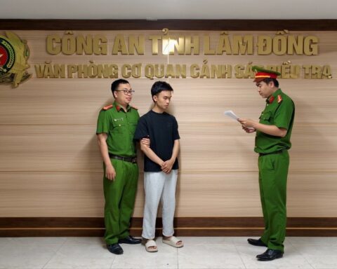 Khách bất ngờ “gánh” nợ 1,7 tỷ đồng sau khi cho nhân viên ngân hàng Ngô Anh Tuấn SN 1999 mượn điện thoại