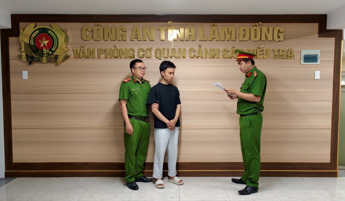 Khách bất ngờ “gánh” nợ 1,7 tỷ đồng sau khi cho nhân viên ngân hàng Ngô Anh Tuấn SN 1999 mượn điện thoại