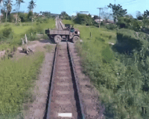 Khoảnh khắc xe công nông bị tàu hỏa húc văng khi băng qua đường sắt, 3 ông cháu thương vong