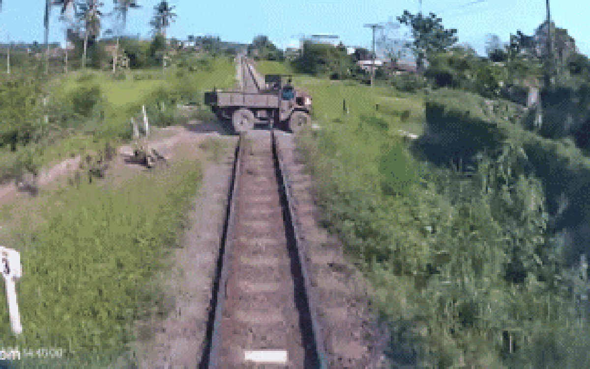 Khoảnh khắc xe công nông bị tàu hỏa húc văng khi băng qua đường sắt, 3 ông cháu thương vong