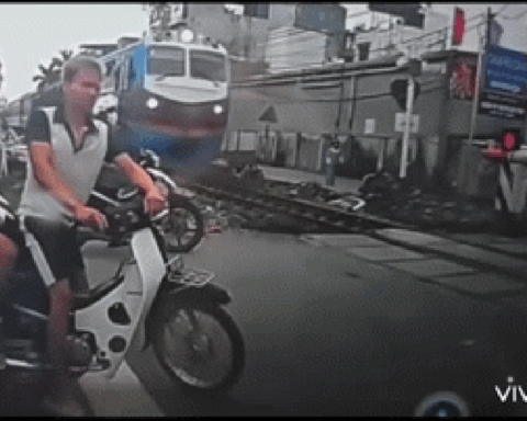 Thót tim khoảnh khắc tài xế xe máy bị tàu hỏa tông văng khi cố vượt rào chắn: Nguyên nhân phía sau gây phẫn nộ