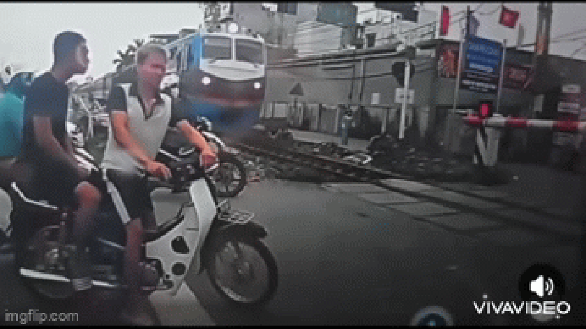 Thót tim khoảnh khắc tài xế xe máy bị tàu hỏa tông văng khi cố vượt rào chắn: Nguyên nhân phía sau gây phẫn nộ