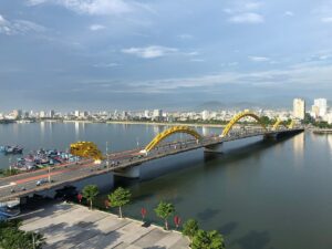 Lần đầu tiên trong lịch sử, Việt Nam sở hữu một công trình vừa giành giải thưởng kỹ thuật danh giá nhất thế giới, vừa lập kỷ lục Guinness, có thể phun lửa, phun nước giữa đô thị