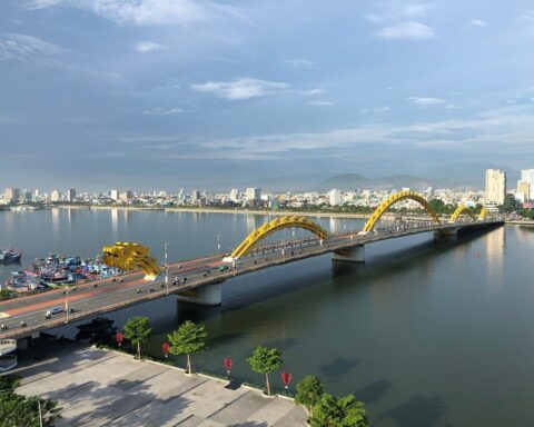 Lần đầu tiên trong lịch sử, Việt Nam sở hữu một công trình vừa giành giải thưởng kỹ thuật danh giá nhất thế giới, vừa lập kỷ lục Guinness, có thể phun lửa, phun nước giữa đô thị