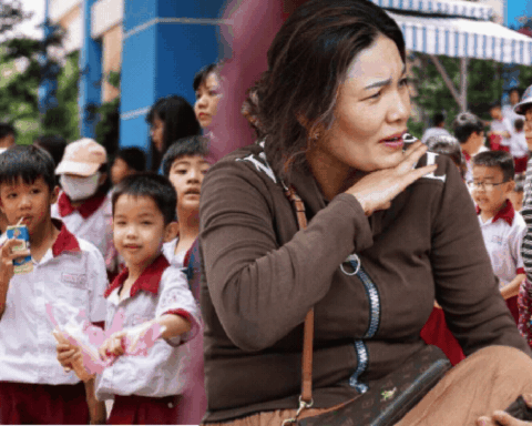 Cảnh tượng lạ giữa trưa nắng trước Trường Tiểu học Bình Quới Tây sau vụ 202 học sinh nghi ngộ độc ở TP.HCM