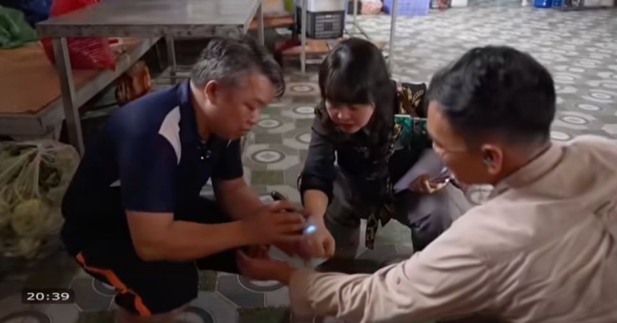 Ông chủ cơ sở thực phẩm hồn nhiên lấy “đèn thần” soi độ sạch bẩn của cả thịt bò và… cánh tay phóng viên: Vô lý đến bật cười!