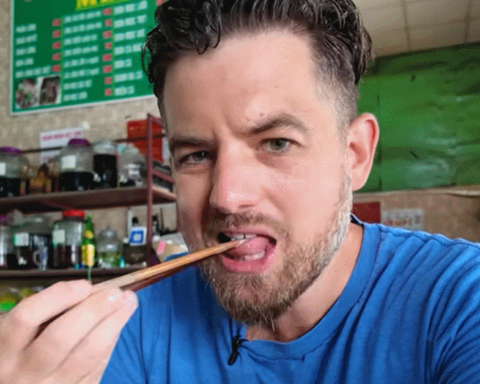 Vừa vào quán ăn Việt Nam đã đòi xin “nước mắt”, khách Tây khiến cả quán xôn xao