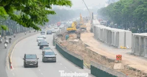 Khổ sở vượt ‘đại công trường’ chống ngập Hà Nội