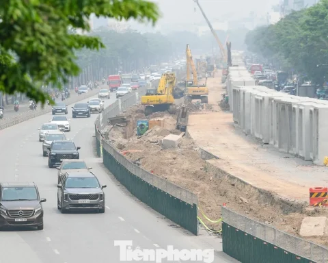 Khổ sở vượt ‘đại công trường’ chống ngập Hà Nội