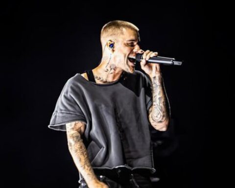 Chỉ Justin Bieber mới dám làm bật nhạc hát karaoke tại Coachella