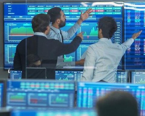 Nâng hạng thành công, vì sao khối ngoại vẫn bán ròng?