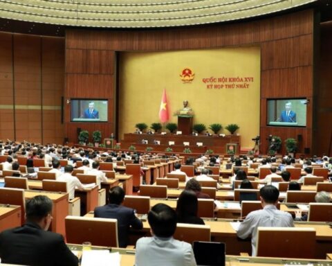 Thông qua Nghị quyết về giảm thuế với xăng dầu đến 30/6/2026