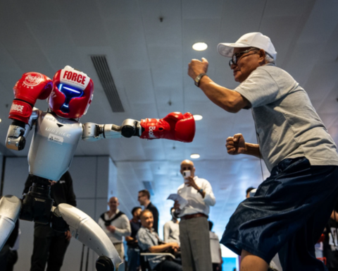 Công nghệ 14/4: Robot đấu võ tại Hong Kong, Booking bị tấn công