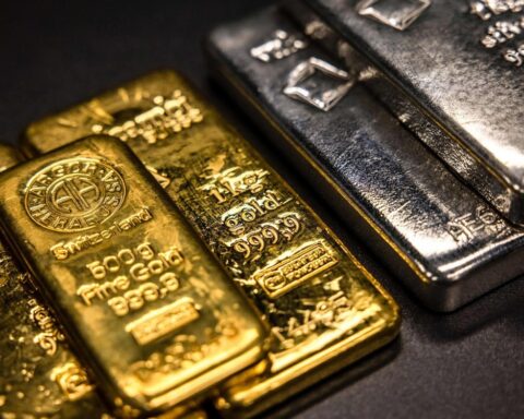 “Cá mập” mạnh tay bán hàng tấn vàng bạc khi giá hồi phục