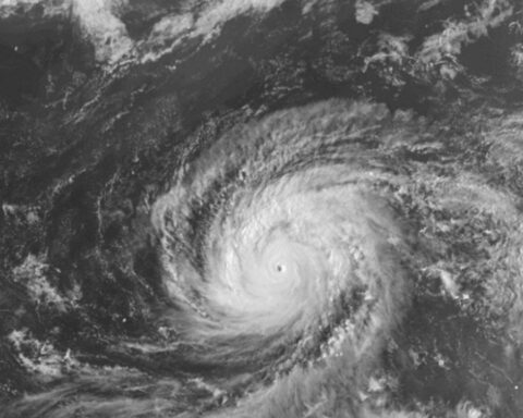 Siêu bão mạnh nhất hành tinh Sinlaku lại đổi hướng, đổ bộ ngay hôm nay với sức gió 265 km/giờ và “đặc biệt bất thường”