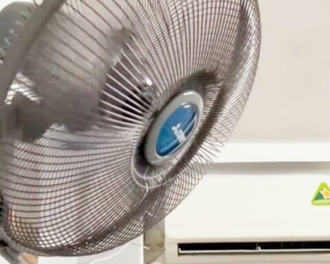 Bật điều hòa + quạt có tốn điện hơn không? EVN đưa ra đáp án