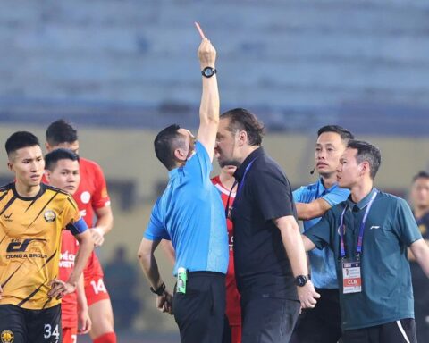 HLV Popov bị cấm chỉ đạo 4 trận, phạt 20 triệu đồng vì phản ứng quá khích ở V.League