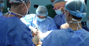 Lạm dụng corticoid điều trị viêm da, người phụ nữ bị hoại tử khớp háng