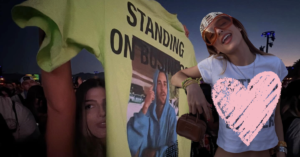 Hơn 50 nghìn người thả tim cho cô gái lạ đứng giữa Coachella tự xưng là “bà Bieber”