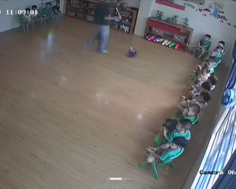 Hàng chục em bé ở nhà ngồi yên không quá 3 giây bỗng ngồi im như tượng khi lọt vào ống kính camera lớp mầm non