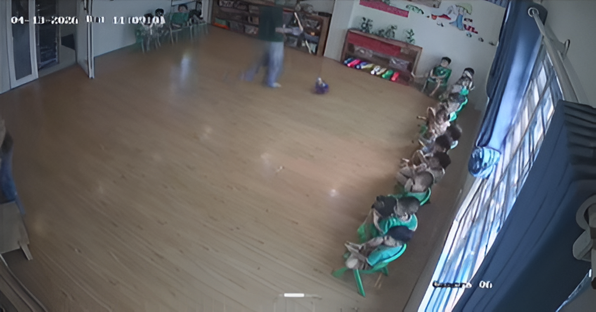 Hàng chục em bé ở nhà ngồi yên không quá 3 giây bỗng ngồi im như tượng khi lọt vào ống kính camera lớp mầm non