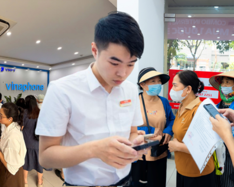Cảnh tượng khó tin tại các chi nhánh Viettel, Vinaphone, MobiFone sáng 15/4: Sợ bị khóa SIM, nhiều người dân xếp hàng từ sớm để xác thực thông tin thuê bao